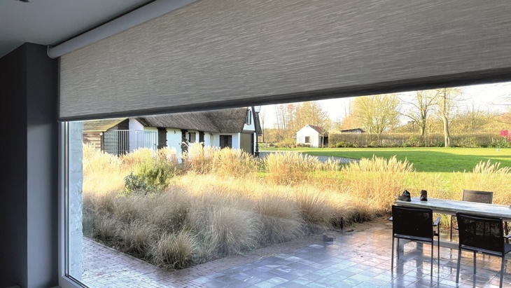 Jak vytvořit dokonalé stínění pro široká okna a proměnit prostor